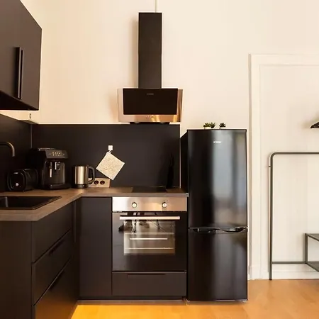 Family At Mauerpark Selfcheckin Street Parking ברלין