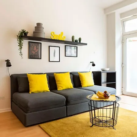 Family At Mauerpark Selfcheckin Street Parking * ברלין