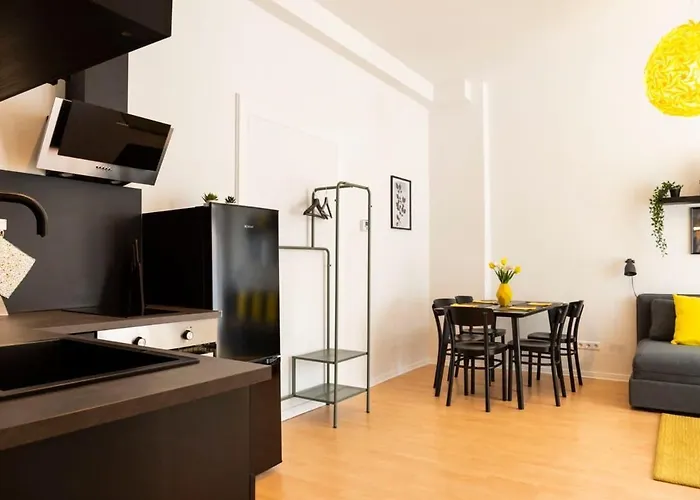 Family At Mauerpark Selfcheckin Street Parking * برلين