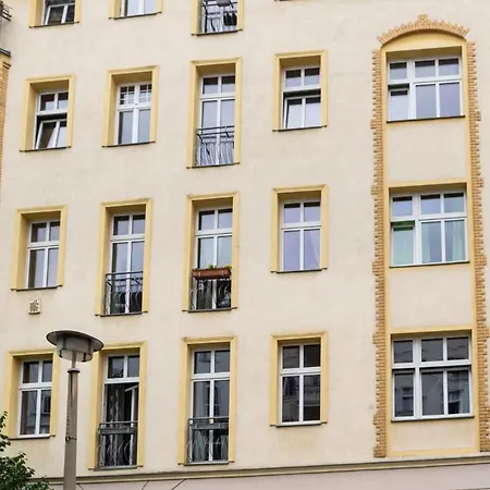 Family At Mauerpark Selfcheckin Street Parking Βερολίνο